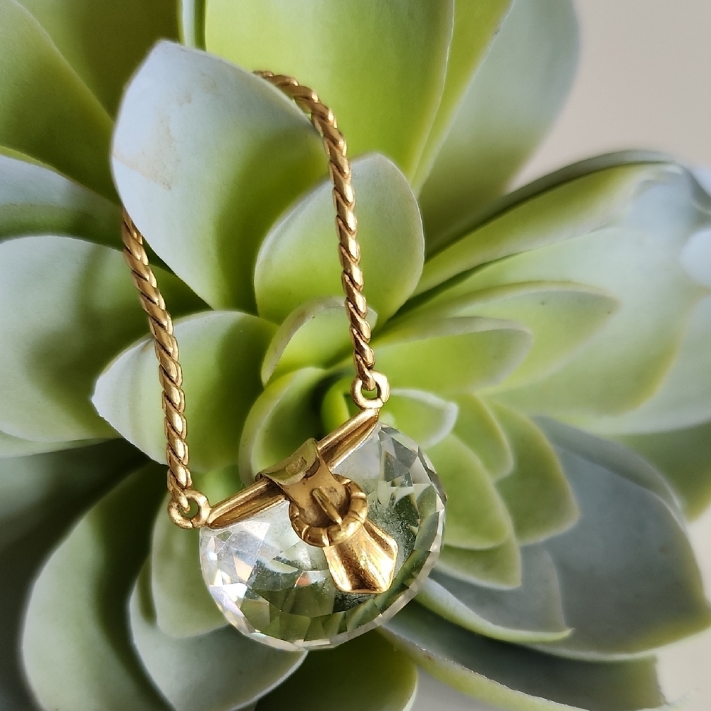Elegant Gold and Crystal Pendant Necklace